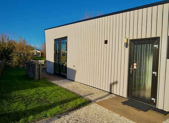 Gezellige woonkamer in de Vrijstaande woning in Kampen, Overijssel, met moderne keuken en comfortabele zithoek.