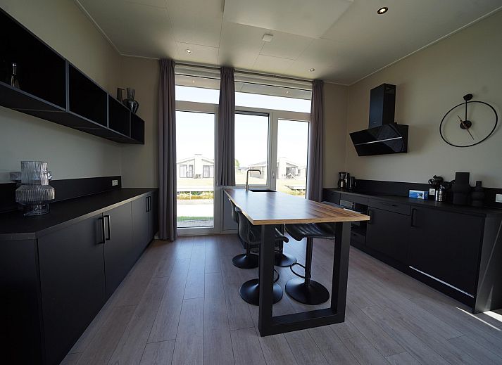 Vrijstaande woning in Kampen, een modern vakantiehuis in Noordwest Overijssel met ruime buitenruimte en eigentijdse architectuur.