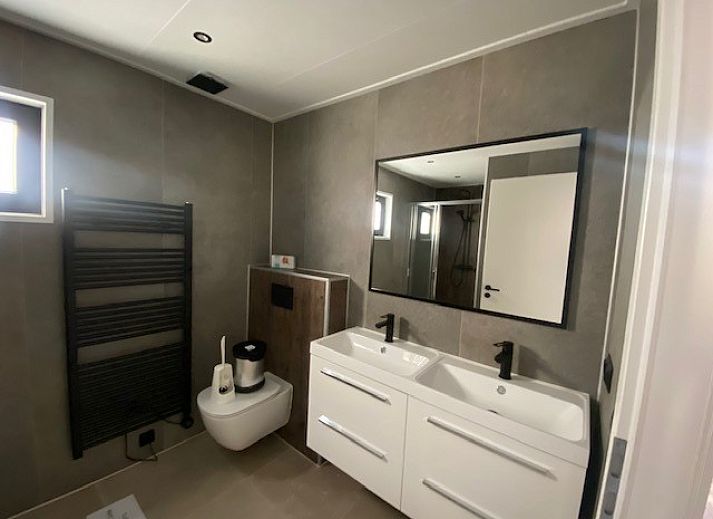 Gezellige woonkamer in Vrijstaande woning in Kampen, Overijssel met moderne inrichting en veel natuurlijk licht.