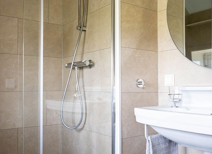 Gemuetliches Wohnzimmer des Ferienhauses in Scheerwolde, Overijssel, mit moderner Einrichtung und Komfort.