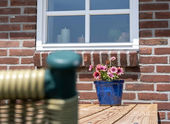 Gemuetliches Wohnzimmer des Ferienhauses in Scheerwolde, Overijssel, mit moderner Einrichtung und Komfort.