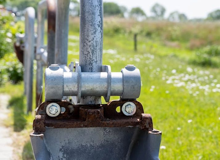 Gemuetliche Sitzecke im Ferienhaus in Scheerwolde, Overijssel, mit bunten Kissen und natuerlichem Licht.