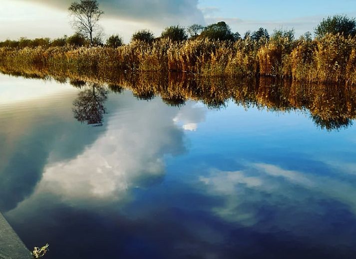 Stilvolle Dekoration im Ferienhaus in Scheerwolde, Overijssel, mit Holzakzenten und modernen Accessoires.