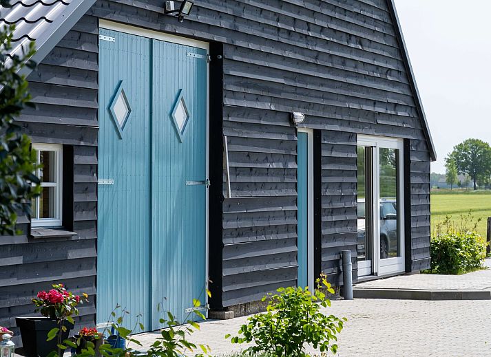 OV700 Ferienhaus in Scheerwolde mit blauen Tueren und laendlicher Umgebung in Overijssel.
