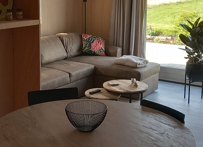 OV700 Ferienhaus in Scheerwolde mit blauen Tueren und laendlicher Umgebung in Overijssel.