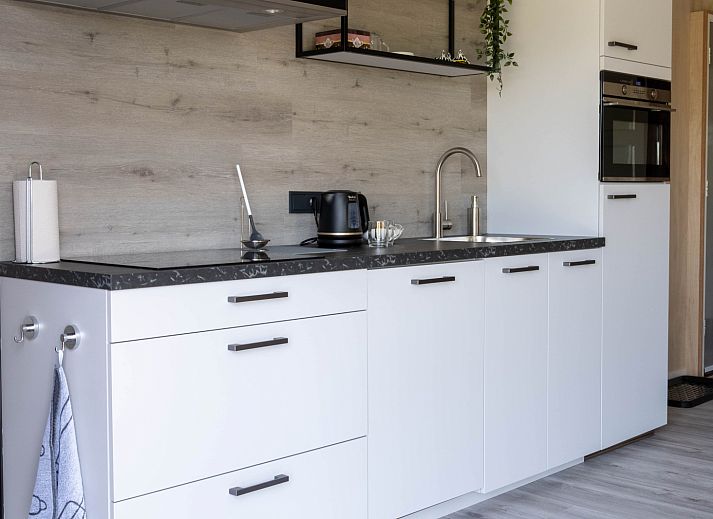 OV700 Ferienhaus in Scheerwolde mit blauen Tueren und laendlicher Umgebung in Overijssel.