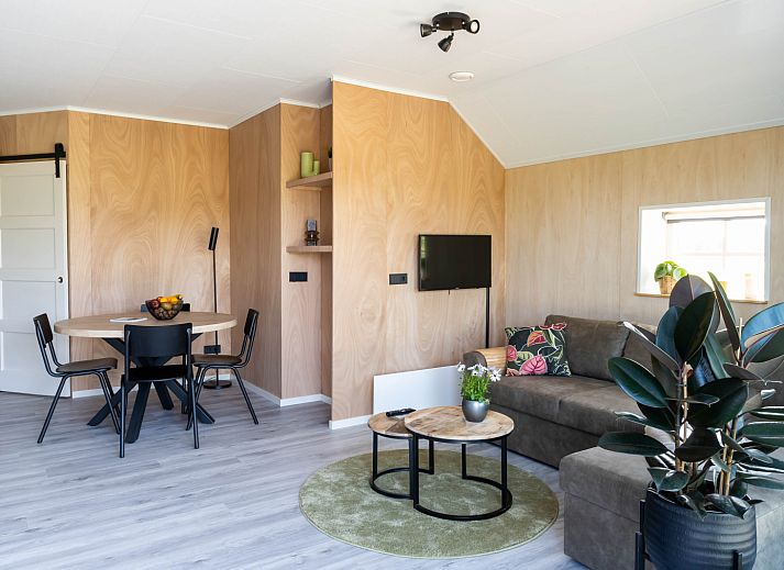 OV700 Ferienhaus in Scheerwolde mit blauen Tueren und laendlicher Umgebung in Overijssel.