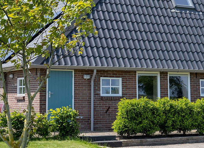Charmant vakantiehuis OV701 in Scheerwolde, Overijssel met een uitnodigende veranda en groene omgeving.