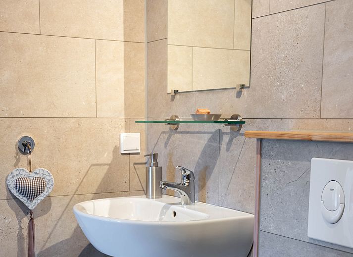 Charmant vakantiehuis OV701 in Scheerwolde, Overijssel met een uitnodigende veranda en groene omgeving.