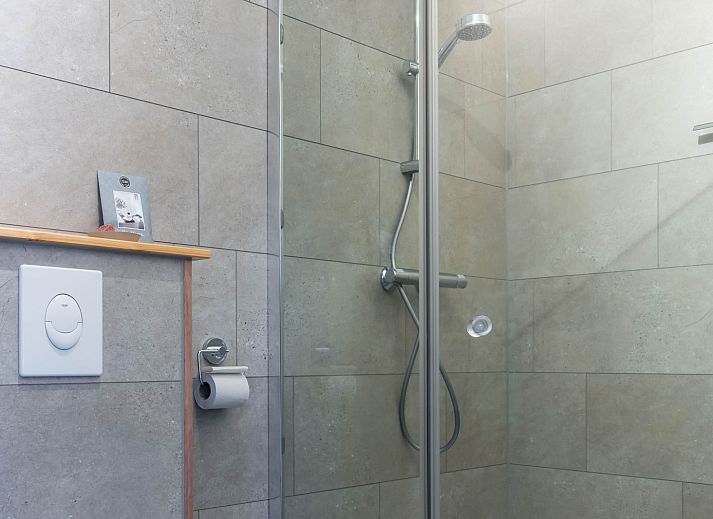 Eetruimte in OV701 vakantiehuis Scheerwolde, Overijssel met kleurrijke servies en jam op tafel.