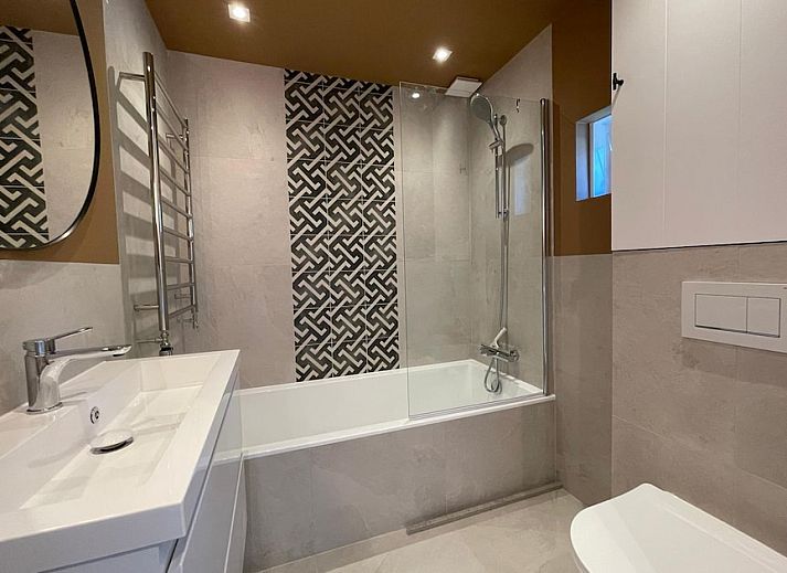 Stilvolles Wohnzimmer des Ferienhauses Tjasker Comfort 6 in Paasloo, Overijssel, mit herrlichem Blick auf die gruene Umgebung.