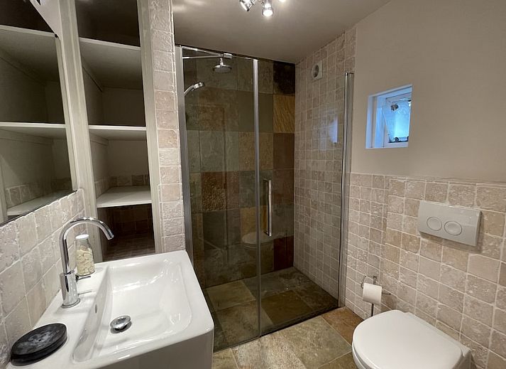 Stilvolles Wohnzimmer des Ferienhauses Tjasker Comfort 6 in Paasloo, Overijssel, mit herrlichem Blick auf die gruene Umgebung.