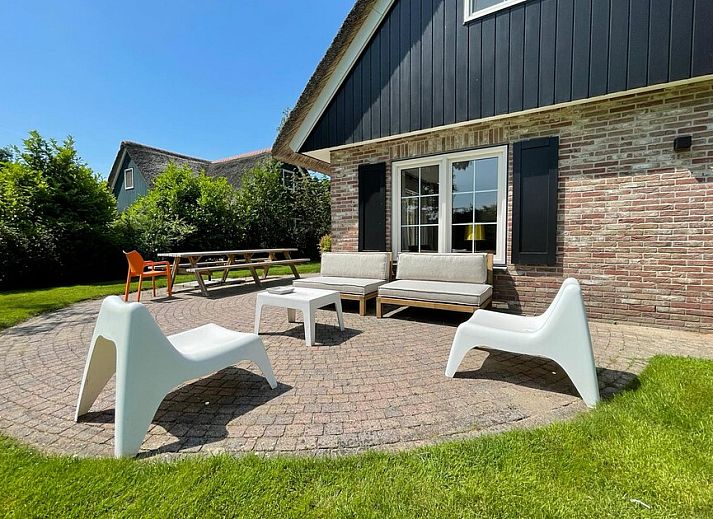 Gemuetliches Wohnzimmer im Ferienhaus Tjasker Comfort 6, Paasloo, Overijssel. Gemuetliche Sitzecke mit stimmungsvoller Beleuchtung.