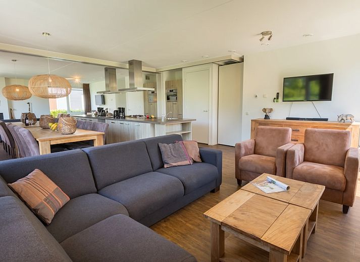 Geniessen Sie die Sonne auf der Terrasse des Ferienhauses Grote Waterjuffer 16 in Paasloo, Nordwest Overijssel, umgeben von schoener Natur.