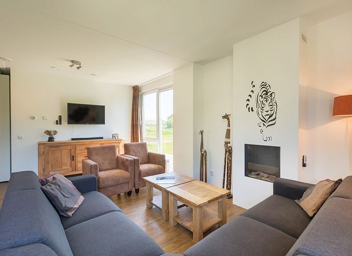 Geniessen Sie die Sonne auf der Terrasse des Ferienhauses Grote Waterjuffer 16 in Paasloo, Nordwest Overijssel, umgeben von schoener Natur.