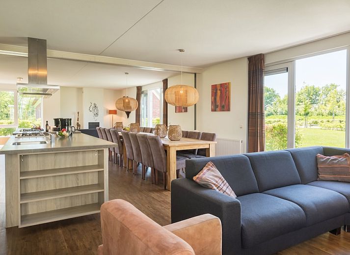 Geniessen Sie die Sonne auf der Terrasse des Ferienhauses Grote Waterjuffer 16 in Paasloo, Nordwest Overijssel, umgeben von schoener Natur.