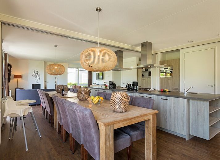 Geniessen Sie die Sonne auf der Terrasse des Ferienhauses Grote Waterjuffer 16 in Paasloo, Nordwest Overijssel, umgeben von schoener Natur.