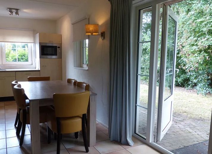 Luxe Vakantievilla Weerribben in Paasloo, omringd door natuur in Noordwest Overijssel, vakantiehuis met rieten dak en groene omgeving.