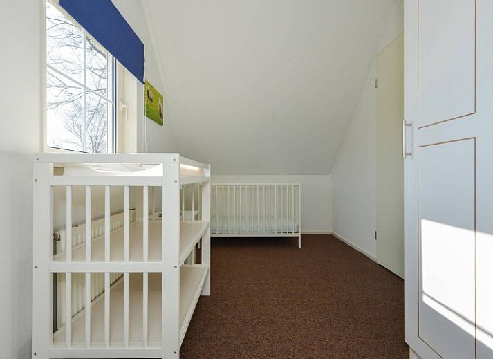 Gezellige eetkamer in Luxe Vakantievilla Weerribben, Paasloo, met uitzicht op de natuurlijke omgeving van Noordwest Overijssel.