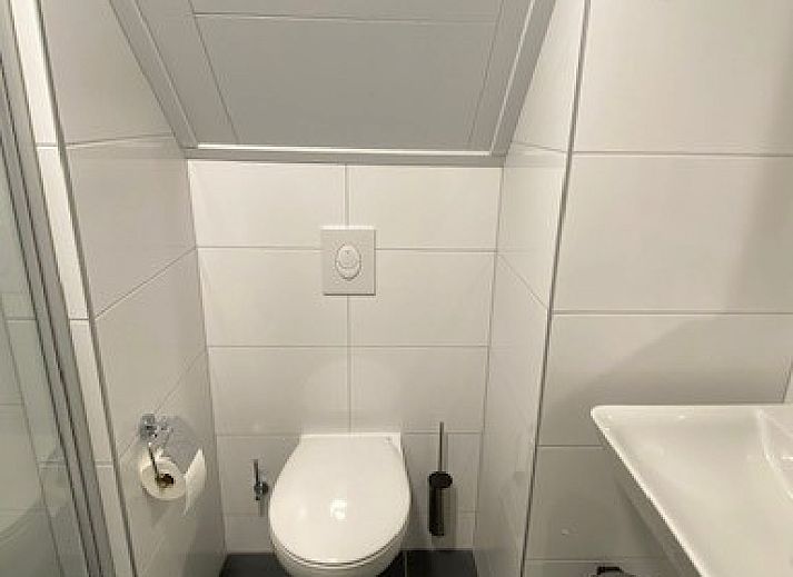 Gezellige eetkamer in Luxe Vakantievilla Weerribben, Paasloo, met uitzicht op de natuurlijke omgeving van Noordwest Overijssel.