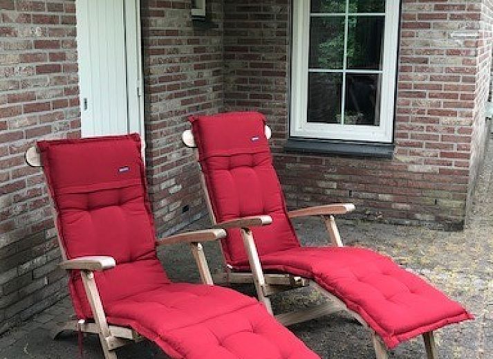 Gezellige eetkamer in Luxe Vakantievilla Weerribben, Paasloo, met uitzicht op de natuurlijke omgeving van Noordwest Overijssel.