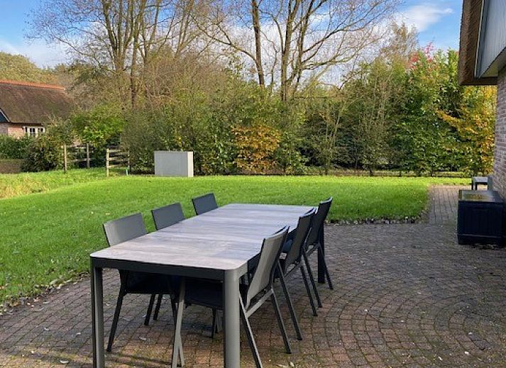 Gezellige eetkamer in Luxe Vakantievilla Weerribben, Paasloo, met uitzicht op de natuurlijke omgeving van Noordwest Overijssel.