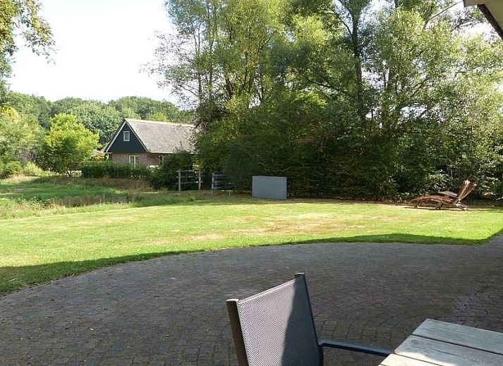 Gezellige eetkamer in Luxe Vakantievilla Weerribben, Paasloo, met uitzicht op de natuurlijke omgeving van Noordwest Overijssel.