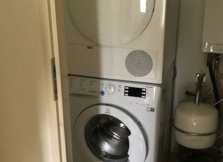 Open deuren naar terras in Luxe Vakantievilla Weerribben, Paasloo, vakantiehuis met toegang tot groene tuin in Overijssel.