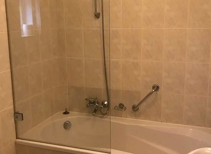 Open deuren naar terras in Luxe Vakantievilla Weerribben, Paasloo, vakantiehuis met toegang tot groene tuin in Overijssel.