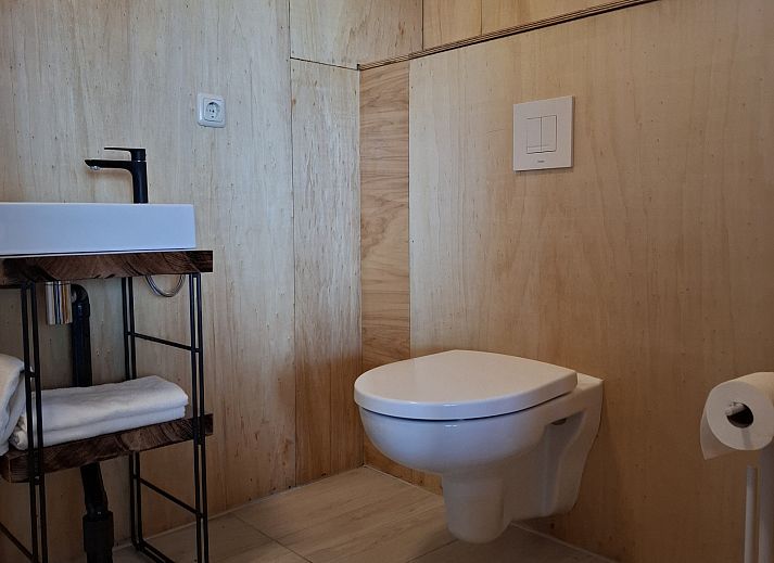 Gezellige binnenruimte van OV681 vakantiehuis in Steenwijk met comfortabele zithoek, Overijssel.