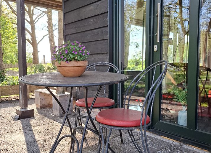 Moderne badkamer in OV681 vakantiehuis in Steenwijk, voorzien van douche en wastafel, Overijssel.