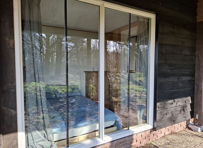 Moderne badkamer in OV681 vakantiehuis in Steenwijk, voorzien van douche en wastafel, Overijssel.