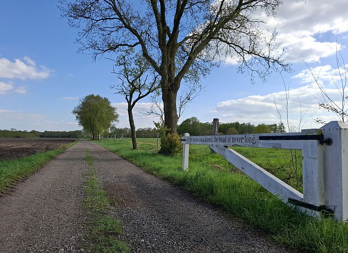 Bezoekersparkeerplaats bij OV681 vakantiehuis in Steenwijk, omgeven door natuur in Overijssel.