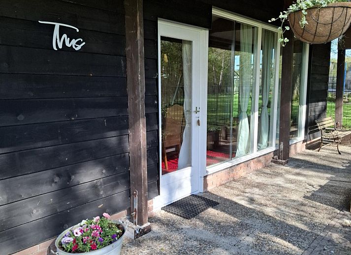 Bezoekersparkeerplaats bij OV681 vakantiehuis in Steenwijk, omgeven door natuur in Overijssel.