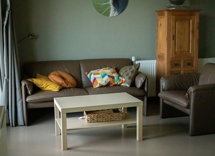 Buitenkant van Huisje in Steenwijk, een vakantiehuis in Noordwest Overijssel, met ruime veranda en groene omgeving.