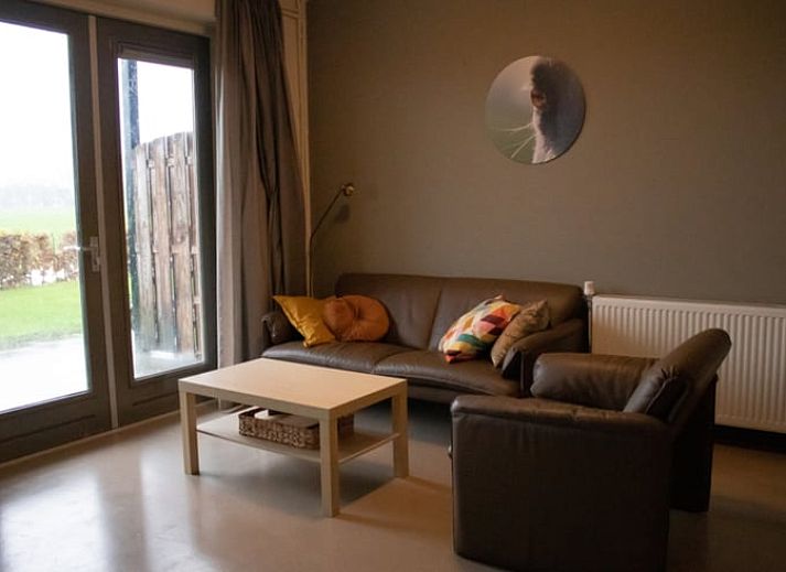 Buitenkant van Huisje in Steenwijk, een vakantiehuis in Noordwest Overijssel, met ruime veranda en groene omgeving.