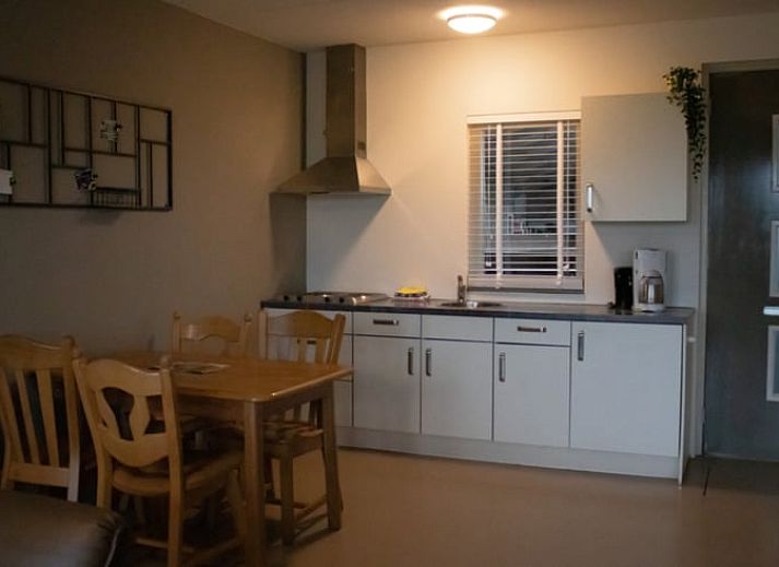 Binnenruimte van Huisje in Steenwijk, vakantieaccommodatie in Overijssel, met houten balkon en moderne uitstraling.