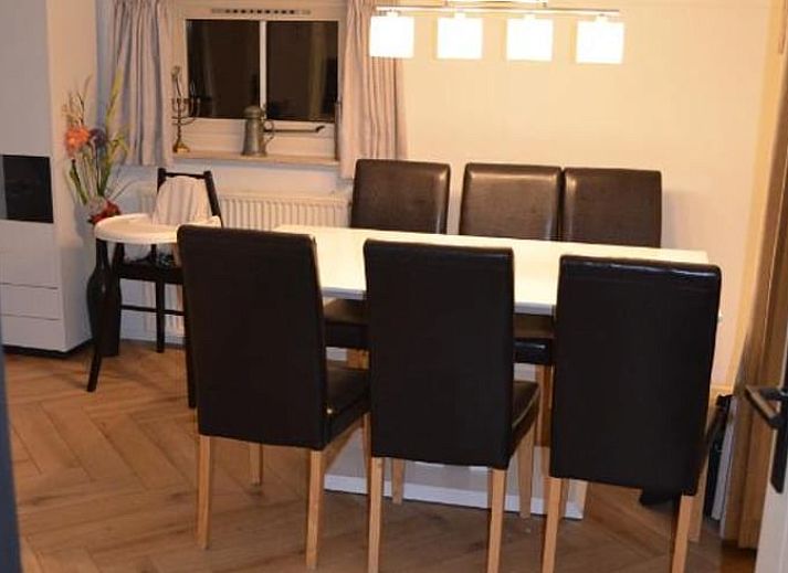 Helles Interieur eines Ferienhauses in IJhorst mit offener Tuer zum Schlafzimmer.