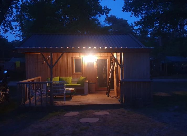 Cottage in IJhorst, Ferienhaus in Nordwest-Overijssel mit hoelzernem Aussenbereich, umgeben von viel Gruen.