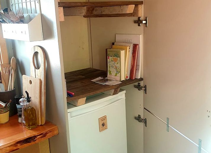 Gemuetliche Veranda von Huisje in IJhorst, Ferienhaus im Nordwesten von Overijssel, mit Sonnenlicht.