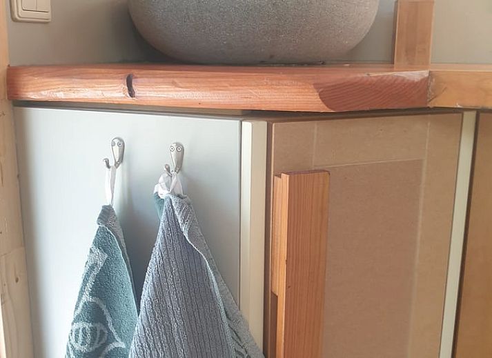 Gemuetliche Veranda von Huisje in IJhorst, Ferienhaus im Nordwesten von Overijssel, mit Sonnenlicht.