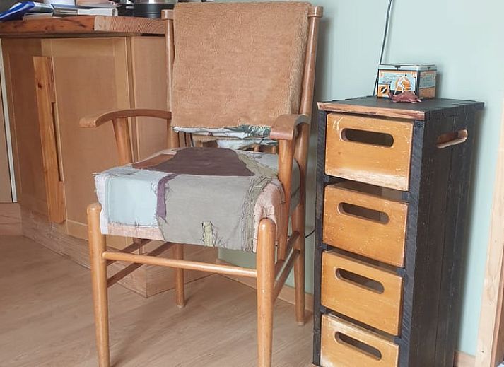 Gemuetliche Veranda von Huisje in IJhorst, Ferienhaus im Nordwesten von Overijssel, mit Sonnenlicht.