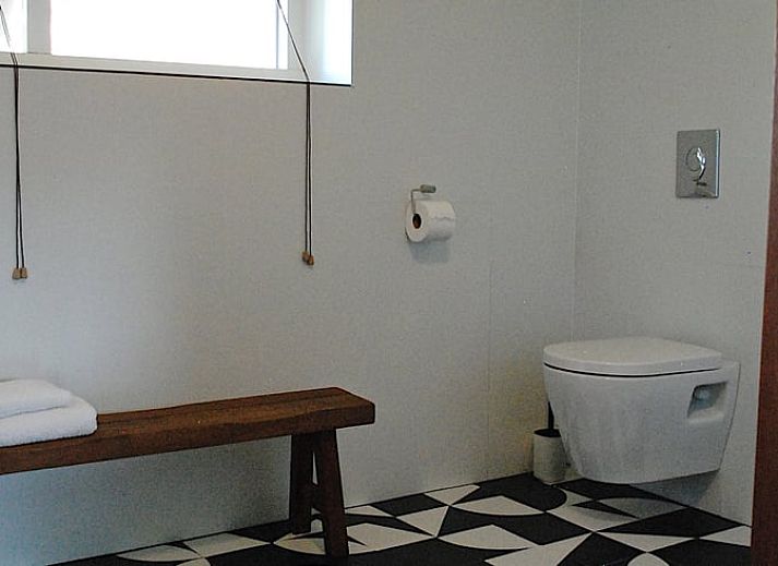 Kitchen facilities in cottage in IJhorst, Northwest Overijssel, with modern kettle and coffee maker.