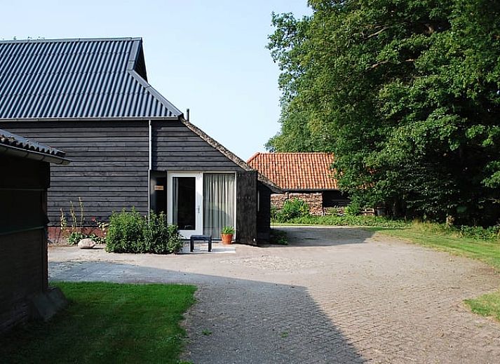 Kitchen facilities in cottage in IJhorst, Northwest Overijssel, with modern kettle and coffee maker.