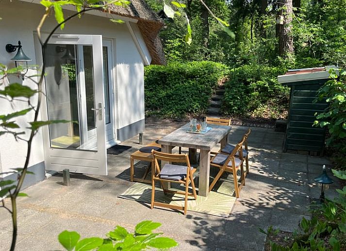 Ferienhaus in IJhorst mit Reetdach inmitten der Natur, ideal fuer einen rustikalen Aufenthalt in Nordwest-Overijssel.