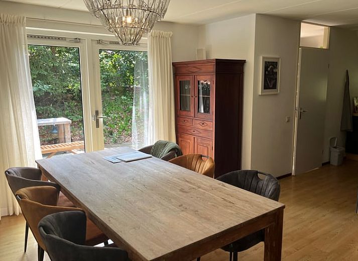 Detail des Reetdachs eines Ferienhauses in IJhorst, das den authentischen Charme der nordwestlichen Provinz Overijssel widerspiegelt.