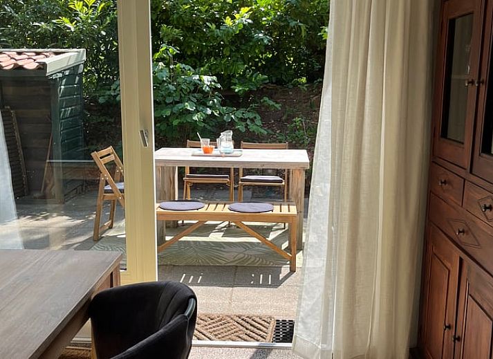 Detail des Reetdachs eines Ferienhauses in IJhorst, das den authentischen Charme der nordwestlichen Provinz Overijssel widerspiegelt.