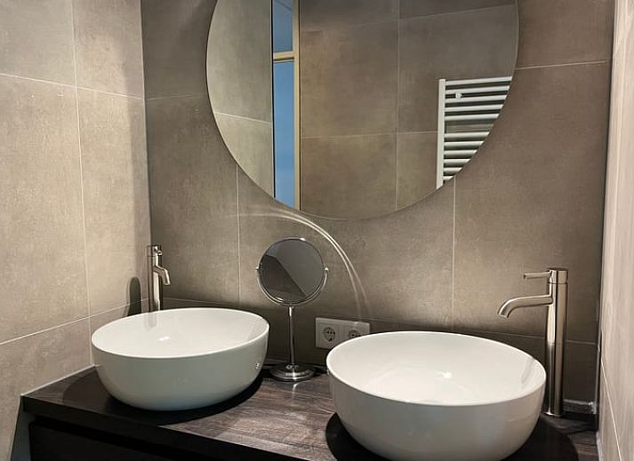 Detail des Reetdachs eines Ferienhauses in IJhorst, das den authentischen Charme der nordwestlichen Provinz Overijssel widerspiegelt.