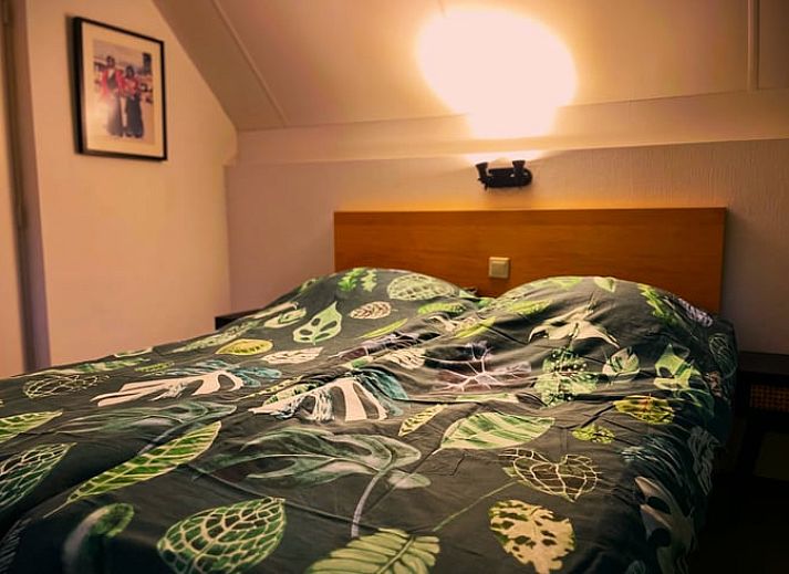 Gemuetliches Wohnzimmer des Ferienhauses in IJhorst mit Kaminofen und bequemen Sitzgelegenheiten, ideal zum Entspannen.