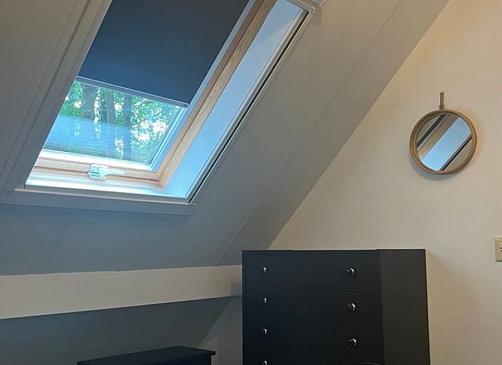 Gemuetliches Wohnzimmer des Ferienhauses in IJhorst mit Kaminofen und bequemen Sitzgelegenheiten, ideal zum Entspannen.